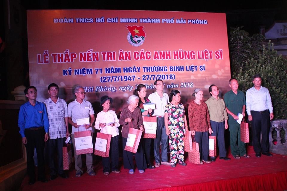 Lễ thắp nến tri ân các anh hùng liệt sĩ cấp thành phố