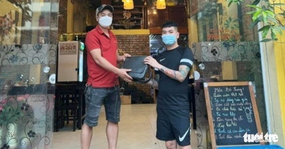 Chủ quán cơm lên mạng tìm vị khách bỏ quên gần 1 tỉ đồng