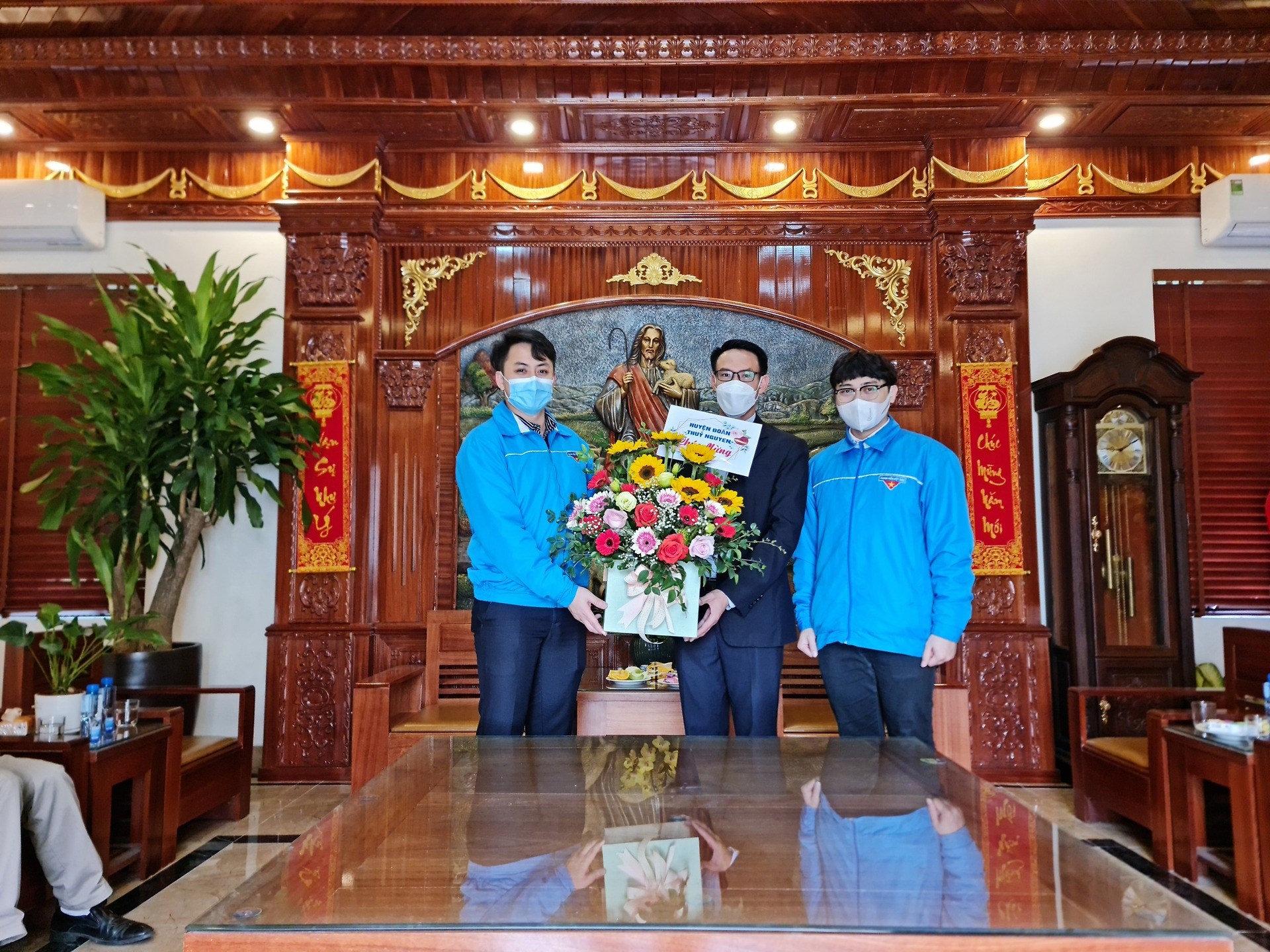 Ban Thường vụ Huyện đoàn Thuỷ Nguyên đến thăm, tặng hoa, chúc mừng Giáo xứ trên địa bàn huyện nhân dịp Giáng sinh năm 2021