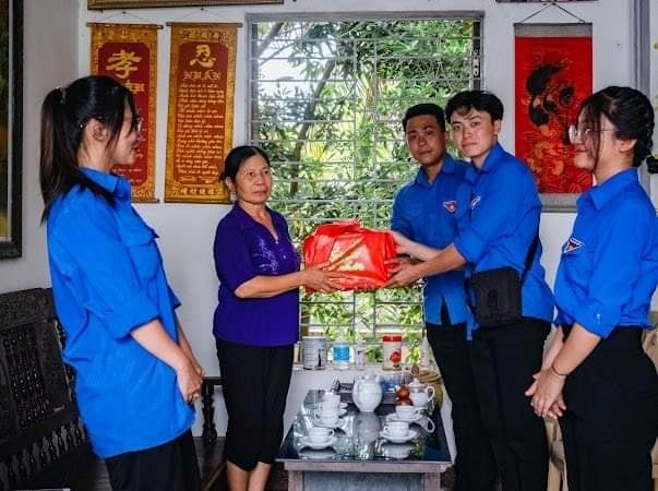 Thăm, tặng, tặng quà gia đình chính sách, cựu TNXP nhân kỷ niệm 75 năm ngày Thương binh, liệt sỹ