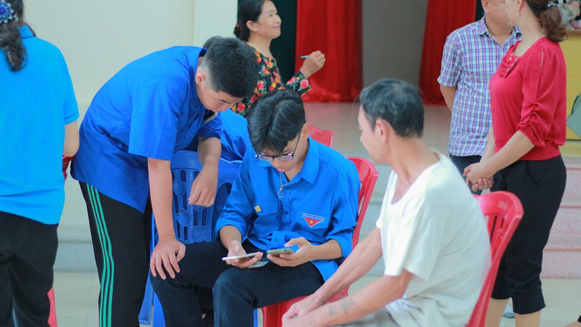 QUẬN ĐOÀN ĐỒ SƠN RA QUÂN THỰC HIỆN CHƯƠNG TRÌNH TUYÊN TRUYỀN, HƯỚNG DẪN HỖ TRỢ THANH NIÊN, NGƯỜI DÂN SỬ DỤNG DỊCH VỤ CÔNG TRỰC TUYẾN VÀ THANH TOÁN ĐIỆN TỬ