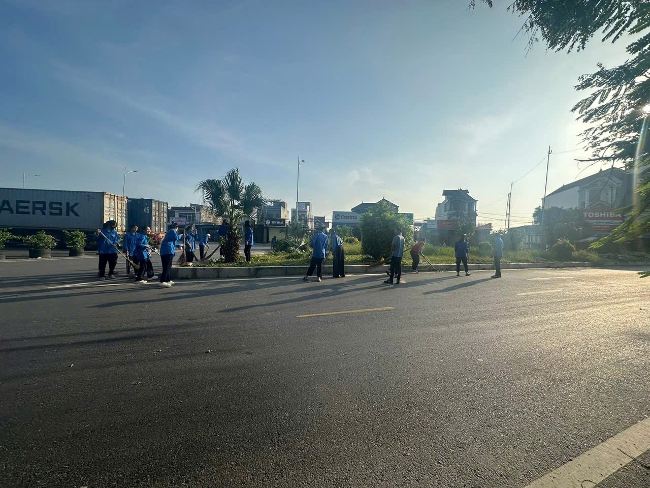 ĐOÀN THANH NIÊN PHƯỜNG LÊ ÍCH MỘC RA QUÂN DỌN VỆ SINH MÔI TRƯỜNG HƯỚNG TỚI ĐẠI HỘI ĐẢNG BỘ PHƯỜNG LÊ ÍCH MỘC LẦN THỨ I, NHIỆM KỲ 2025–2030
