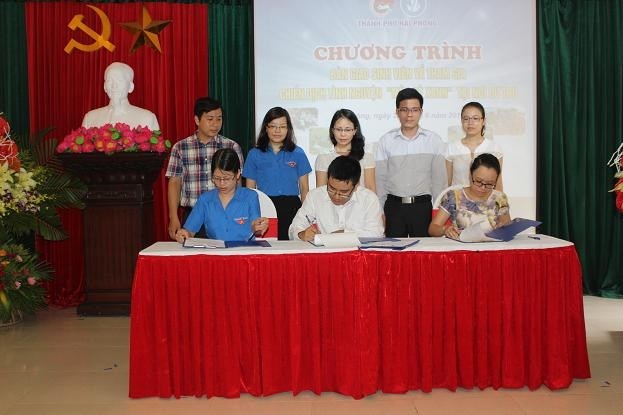 Bàn giao sinh viên về tham gia Chiến dịch tình nguyện “Mùa hè xanh” tại nơi cư trú