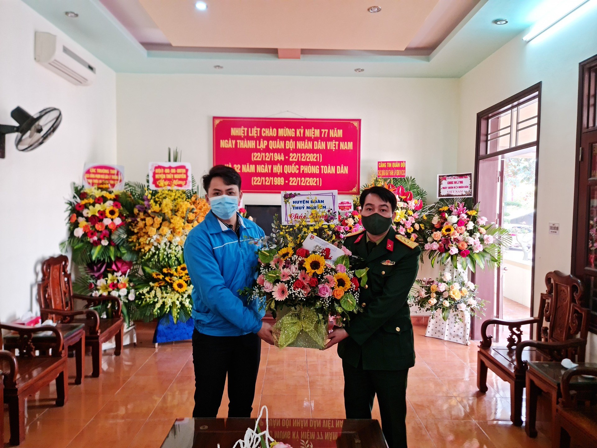 Ban Thường vụ Huyện đoàn Thuỷ Nguyên đến thăm, chúc mừng ngày Quân đội nhân dân Việt Nam 22/12/2021