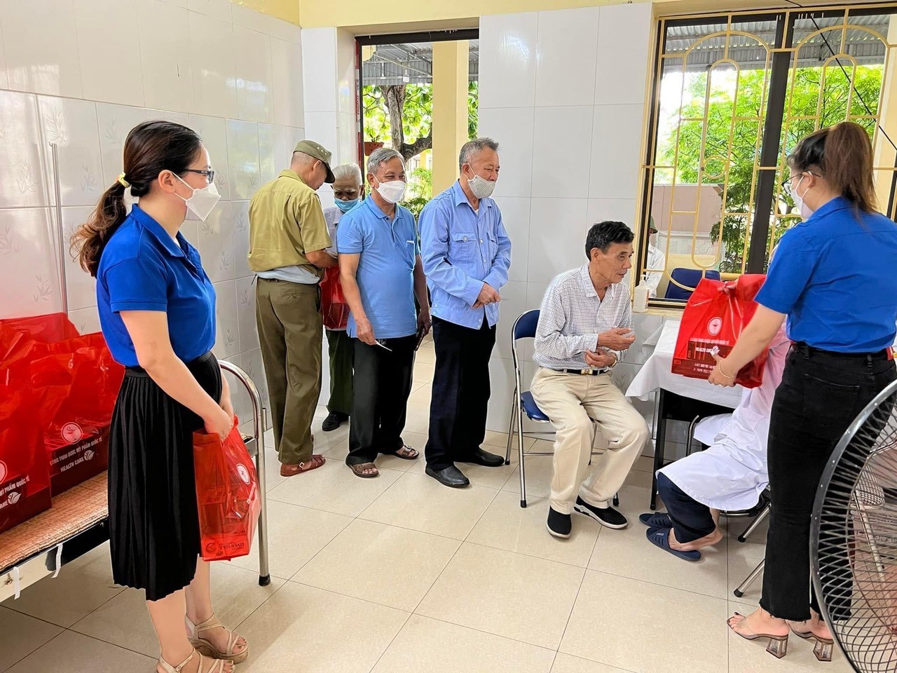 CLB thầy thuốc trẻ huyện An Dương tiếp tục triển khai các hoạt động thăm, khám và cấp phát thuốc miễn phí