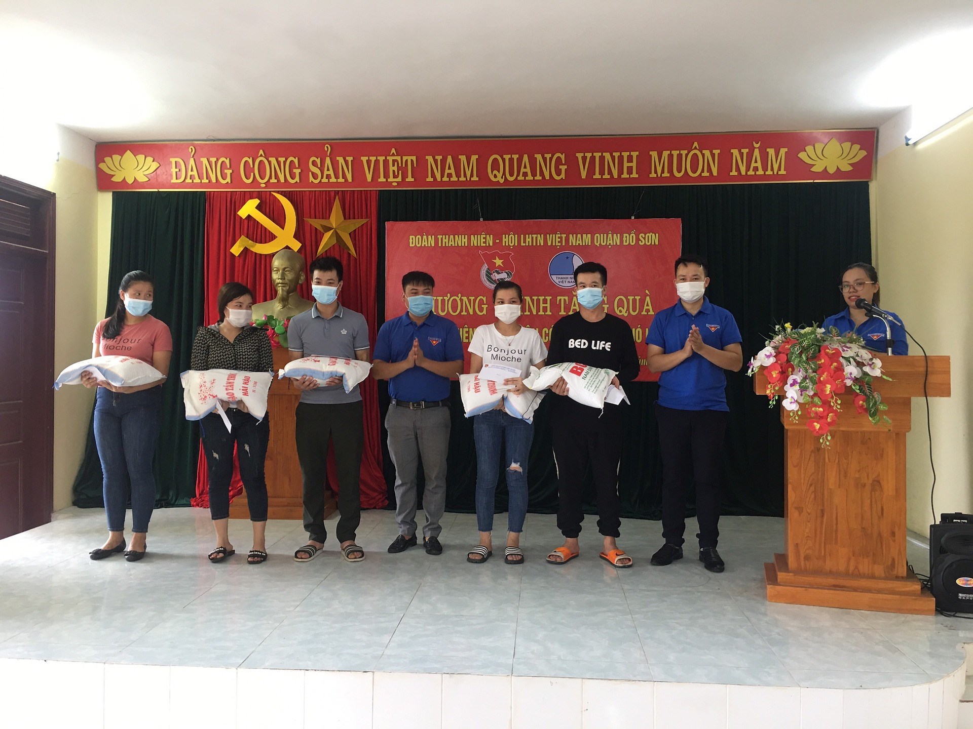 Tặng quà cho thanh niên công nhân có hoàn cảnh khó khăn nhân dịp Tháng công nhân năm 2021