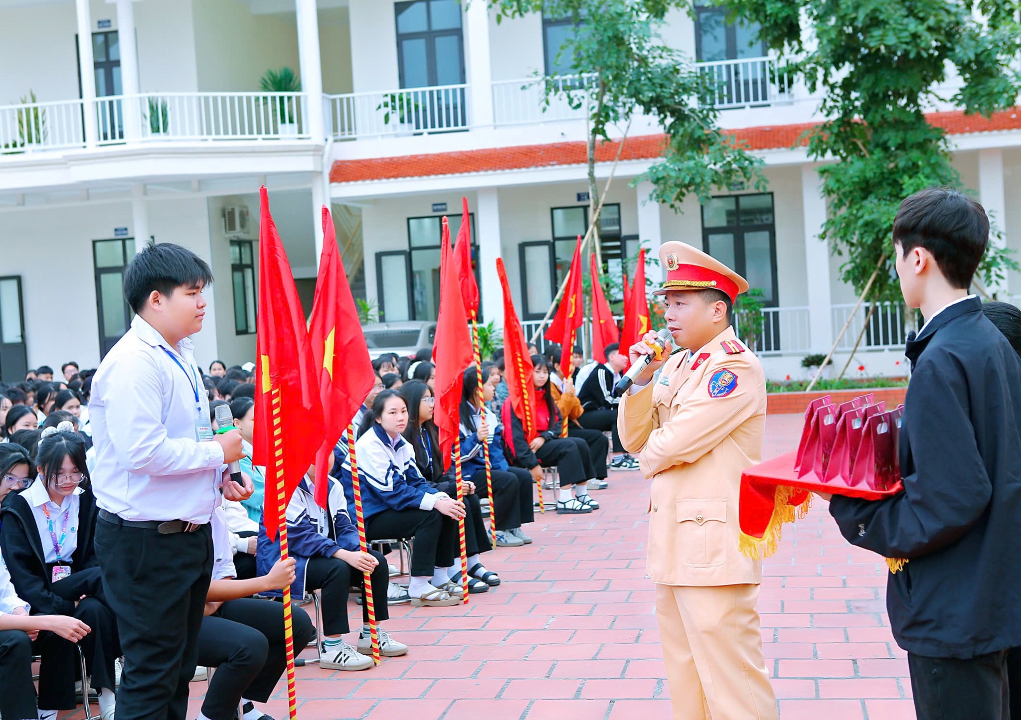 TUỔI TRẺ XÃ TIÊN LÃNG TÍCH CỰC TUYÊN TRUYỀN AN TOÀN GIAO THÔNG