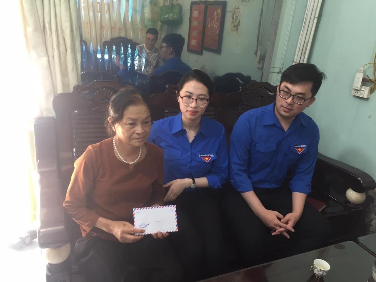 Chi đoàn Dân chính đảng quận Hải An phối hợp với Đoàn phường Tràng Cát đến thăm, tặng quà Mẹ Việt Nam anh hùng Nguyễn Thị The và các gia đình chính sách thương, bệnh binh nhân dịp kỷ niệm 76 năm ngày Thương binh - Liệt sĩ (27/7/1947-27/7/2023).