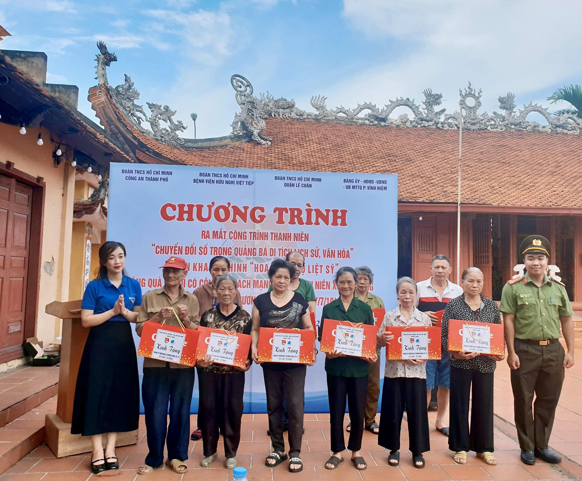 Tặng quà cho cựu TNXP, người có công nhân dịp kỷ niệm 76 năm Ngày thương binh, liệt sĩ