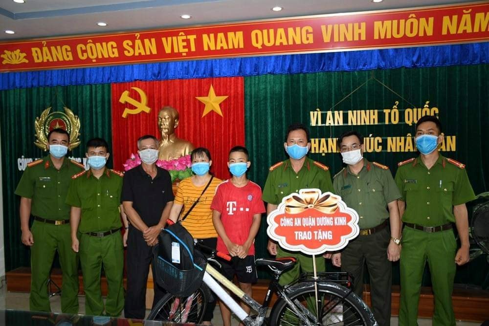 CBĐV Công an quận Dương Kinh giúp đỡ cháu bé đi lạc từ Hà Giang về Hải Phòng tìm được gia đình