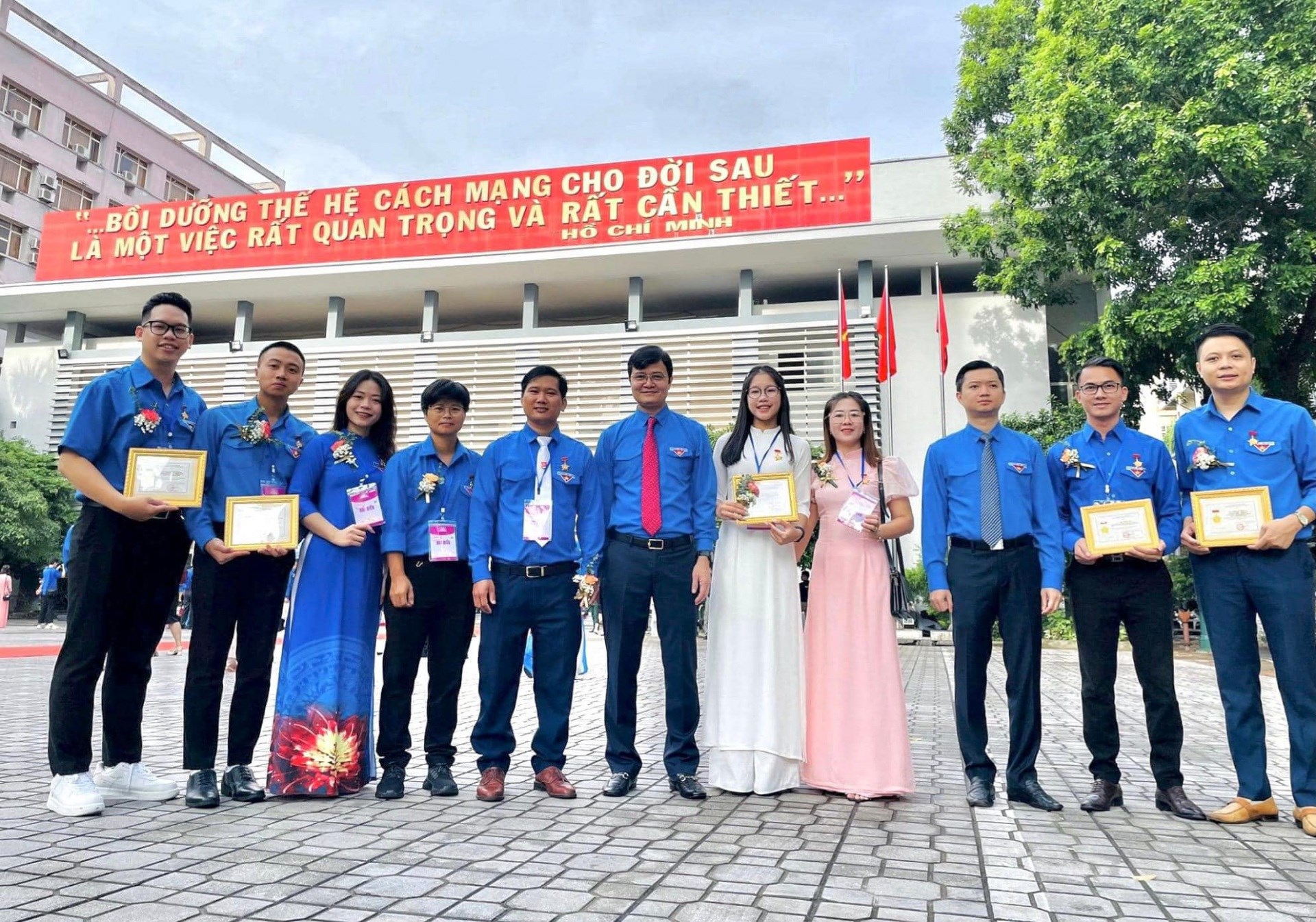 GƯƠNG THANH NIÊN VỀ HỌC TẬP VÀ LÀM THEO TƯ TƯỞNG, ĐẠO ĐỨC, PHONG CÁCH HỒ CHÍ MINH