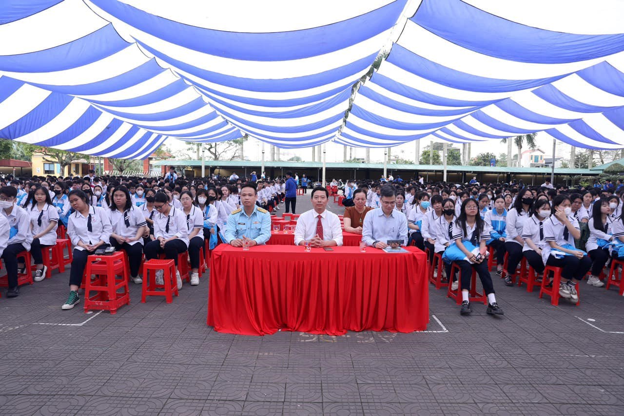 THPT Đồng Hòa: Triển khai cuộc vận động "Tự hào một dải non sông"; Hưởng ứng cuộc thi ảnh và Tư vấn hướng nghiệp cho học sinh khối 12