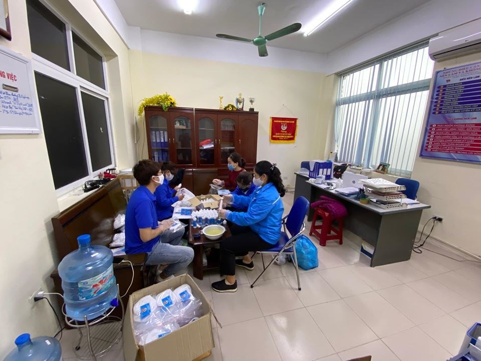 Cán bộ Đoàn quận thực hiện nghiêm ngặt việc đảm bảo vệ sinh, chất lượng từng