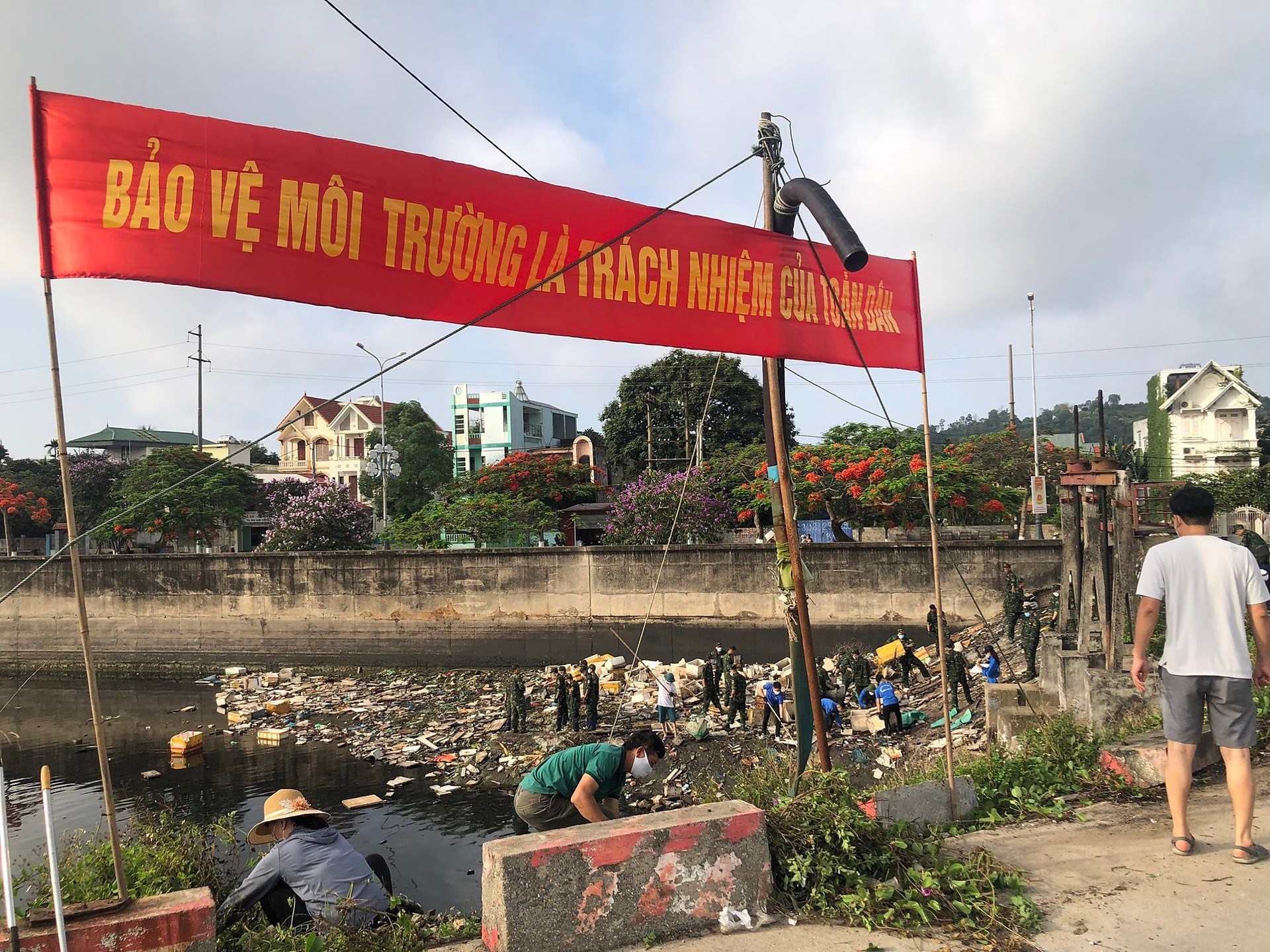 ĐOÀN CƠ SỞ TRUNG ĐOÀN 50 - Bộ CHQS THÀNH PHỐ HƯỞNG ỨNG CHƯƠNG TRÌNH "CHỦ NHẬT XANH"