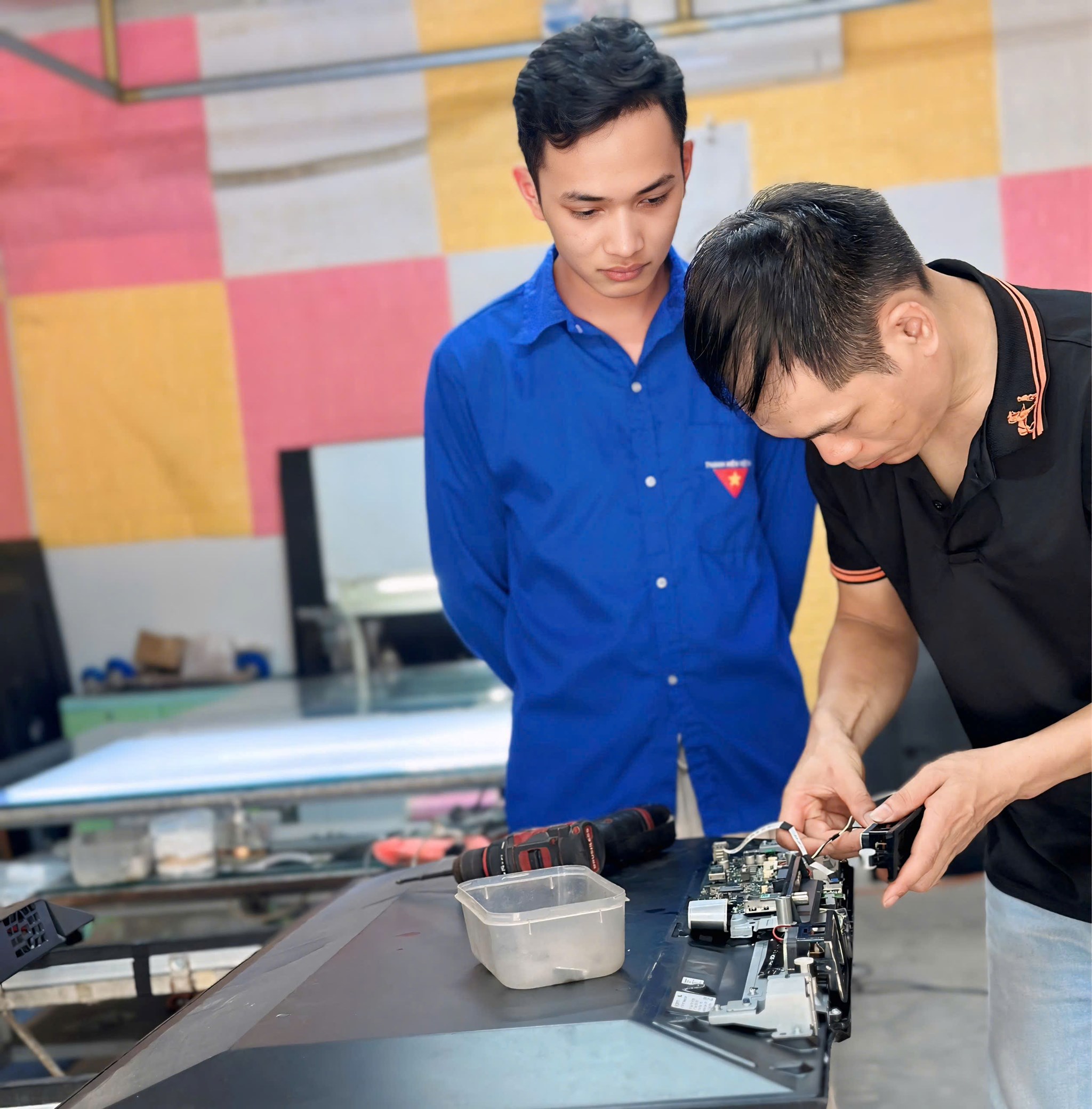 GƯƠNG BÍ THƯ CHI ĐOÀN VÀ HÀNH TRÌNH KHỞI NGHIỆP TỪ NHỮNG "BẢNG BO MẠCH"