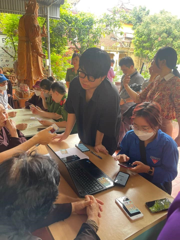 HUYỆN ĐẢO BẠCH LONG VĨ RA QUÂN CHƯƠNG TRÌNH TUYÊN TRUYỀN, HƯỚNG DẪN HỖ TRỢ THANH NIÊN, NGƯỜI DÂN SỬ DỤNG DỊCH VỤ CÔNG TRỰC TUYẾN VÀ THANH TOÁN ĐIỆN TỬ