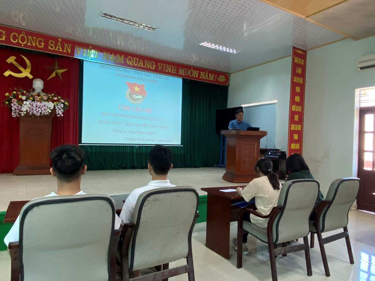 CHI ĐOÀN GIÁO VIÊN TRƯỜNG THPT MẠC ĐĨNH CHI TỔ CHỨC CHUYÊN ĐỀ ĐỔI MỚI PHƯƠNG PHÁP QUẢN LÝ ĐOÀN VIÊN, THANH NIÊN TRONG TRƯỜNG THPT
