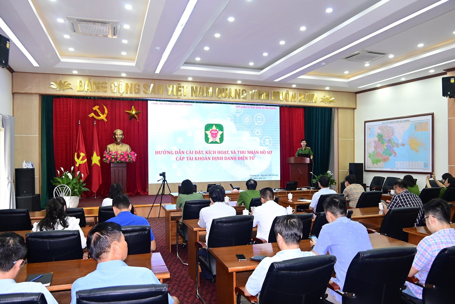 Tuyên truyền về Đề án 06/CP, hướng dẫn triển khai cài đặt VNeIĐ và kích hoạt ĐDĐT mức độ 2 tại Ban Quản lý Khu kinh tế Hải Phòng
