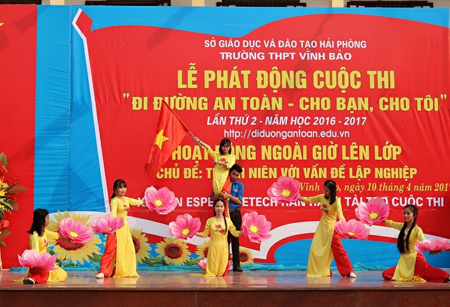 Hoạt động ngoài giờ lên lớp với chủ đề " Thanh niên với vấn đề lập nghiệp" và phát động cuộc thi "Đi đường an toàn-Cho bạn, cho tôi"