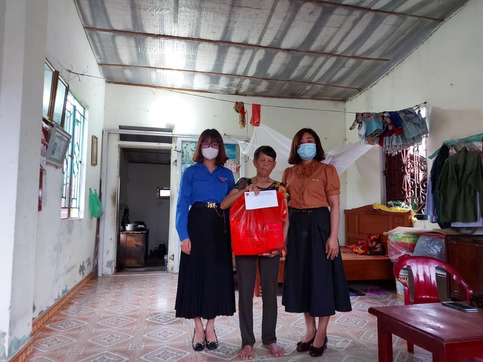 Thăm hỏi, tặng quà gia đình chính sách, người có công với cách mạng, nạn nhân chất độc màu da cam, cựu TNXP có hoàn cảnh khó khăn nhân kỷ niệm 74 năm Ngày Thương binh liệt sĩ.