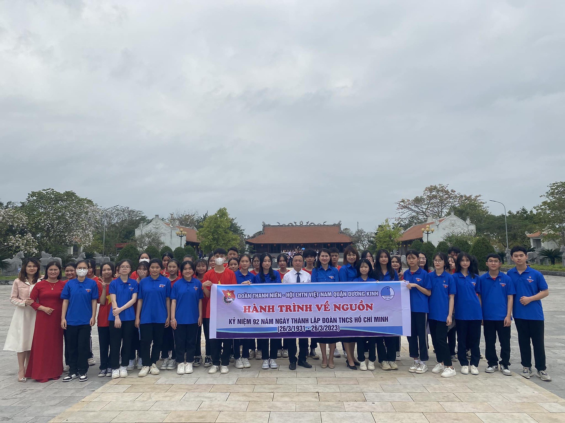 ĐOÀN KHỐI TRƯỜNG HỌC THAM GIA CHƯƠNG TRÌNH HÀNH TRÌNH VỀ NGUỒN