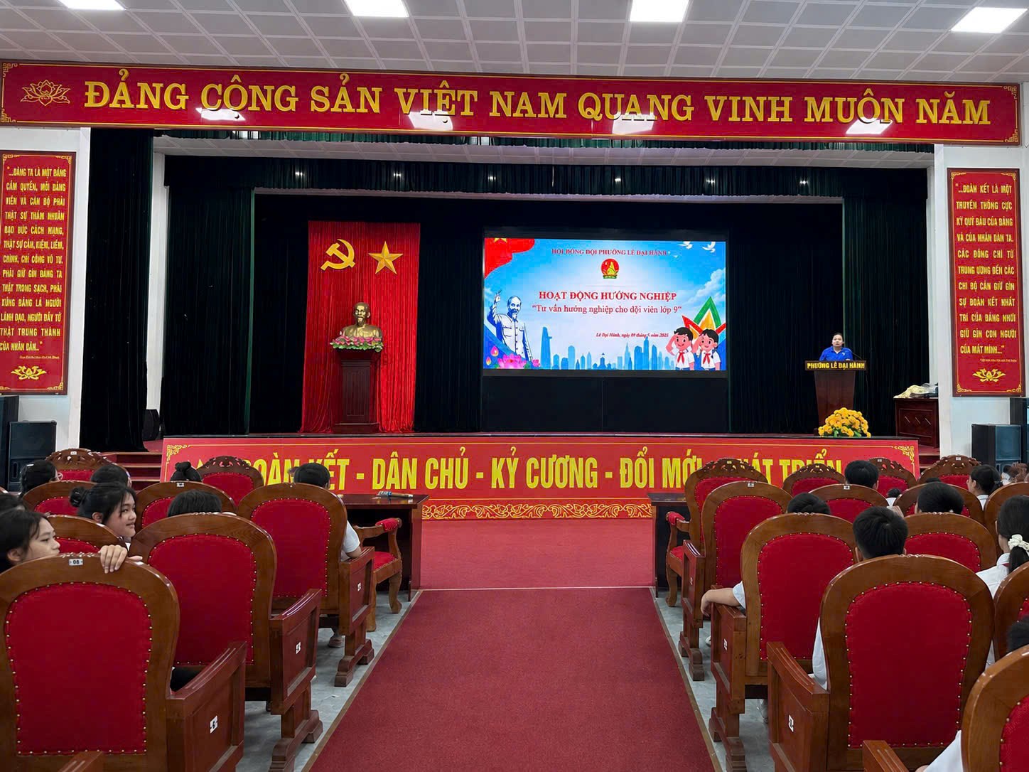 HÀNH TRÌNH "THẮP SÁNG ƯỚC MƠ": HOẠT ĐỘNG HƯỚNG NGHIỆP CHO ĐỘI VIÊN LỚP 9