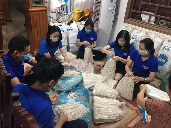 Bà con Quảng Trị, Quảng Bình gom bầu bí, gạo muối gửi Sài Gòn, người Sài Gòn cay khóe mắt