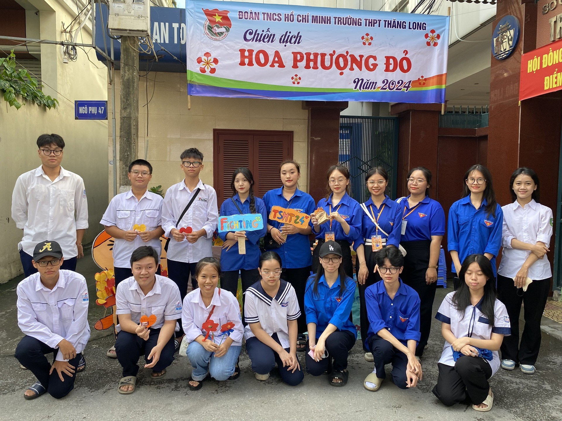 Đội tình nguyện Hoa phượng đỏ trường THPT Thăng Long tham gia hỗ trợ kỳ thi THPT Quốc gia năm 2024 tại điểm thi trường THPT Thăng Long
