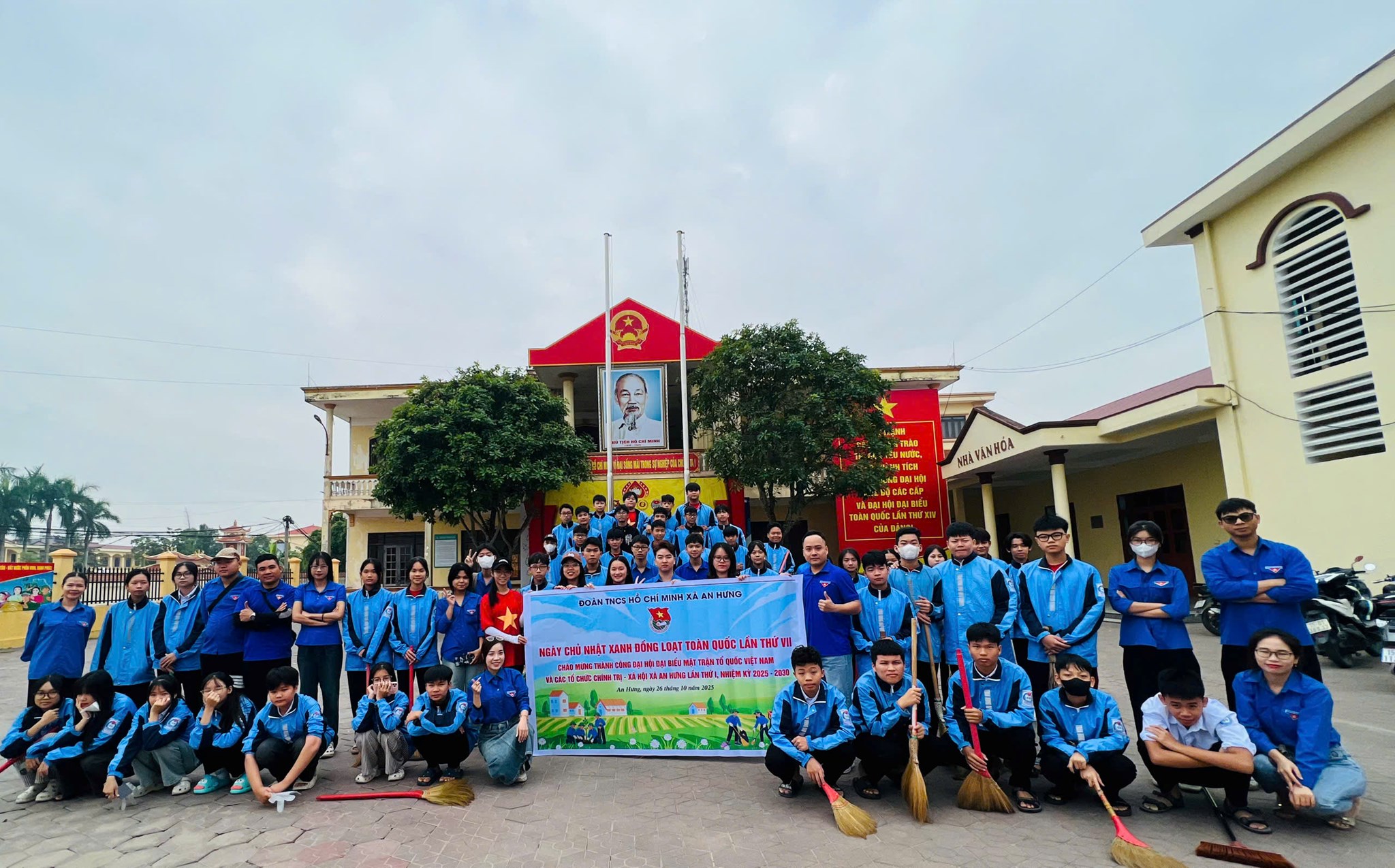 TUỔI TRẺ AN HƯNG RA QUÂN NGÀY CHỦ NHẬT XANH – PHÒNG CHỐNG RÁC THẢI NHỰA - CHUNG TAY XÂY DỰNG NÔNG THÔN MỚI