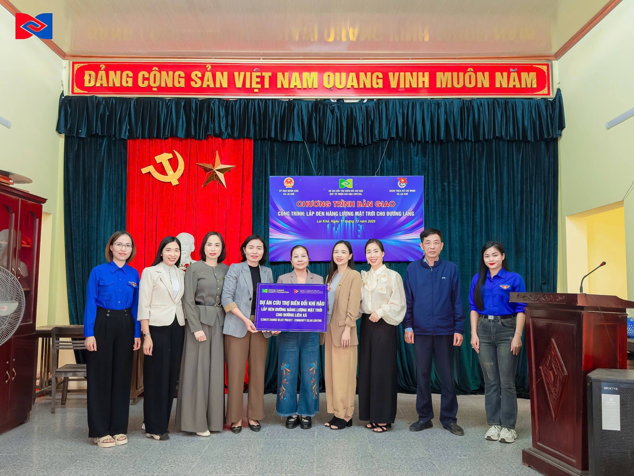 Đoàn xã Lai Khê phối hợp trao tặng công trình “Lắp đèn năng lượng mặt trời cho đường làng”.