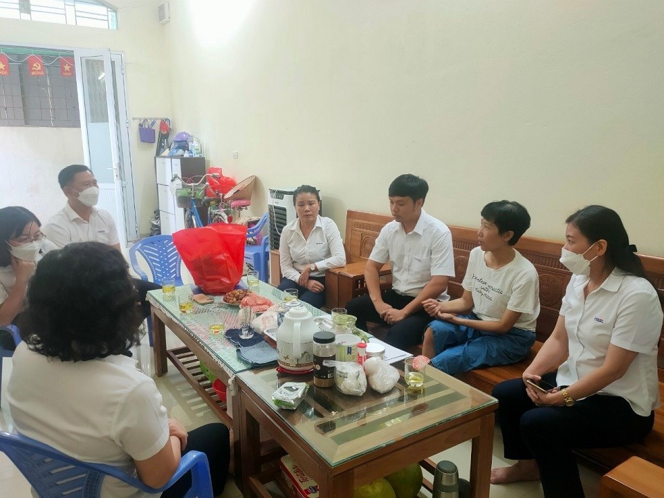 Vòng tay nhân ái - thăm hỏi nữ đoàn viên mắc bệnh hiểm nghèo nhân dịp 20/10
