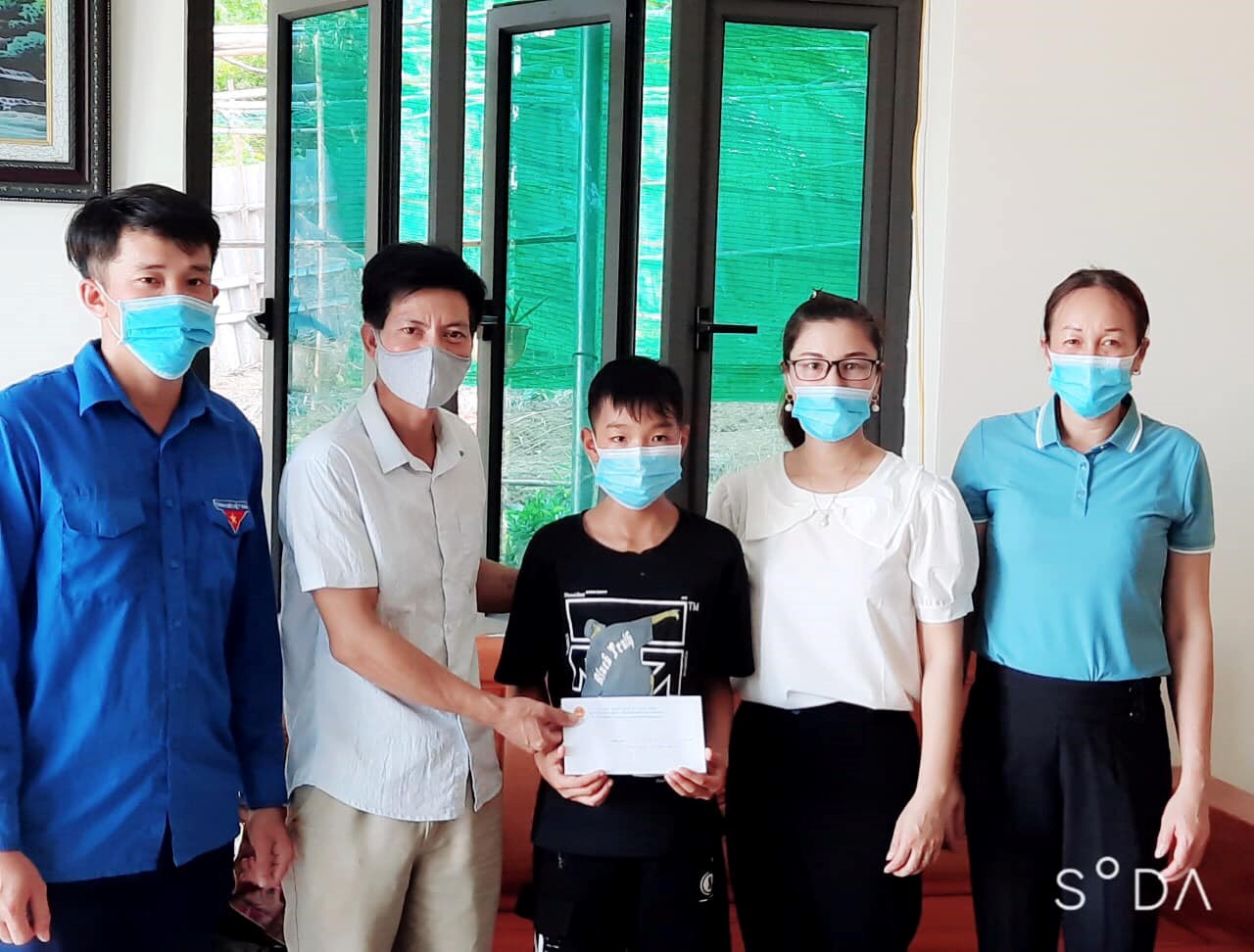 Thăm, tặng quà gia đình cán bộ, chiến sỹ đang công tác tại khu vực biên giới phía Nam