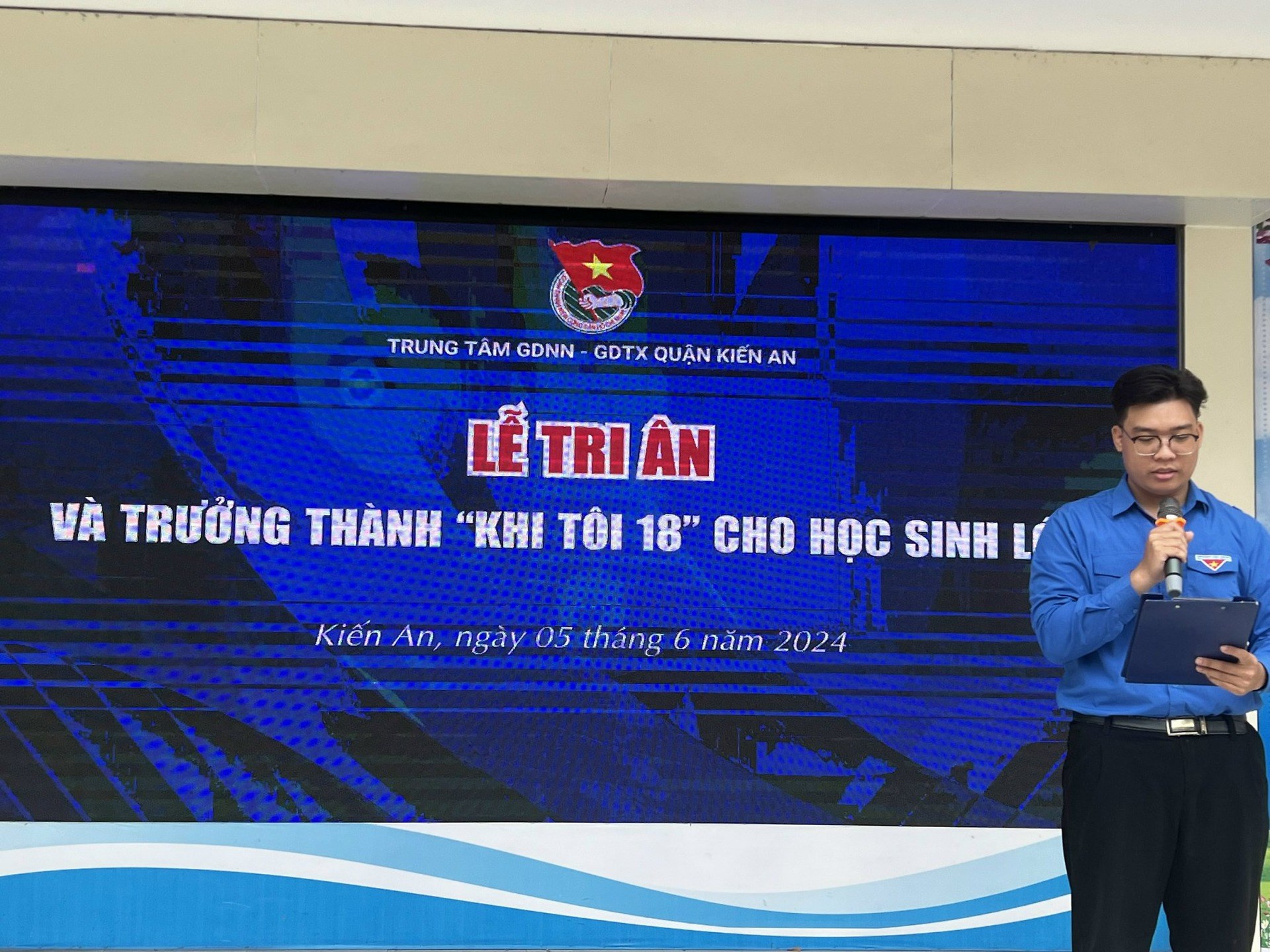 Trung tâm GDNN - GDTX quận Kiến An tổ chức Lễ tri ân và trưởng thành "Khi tôi 18"