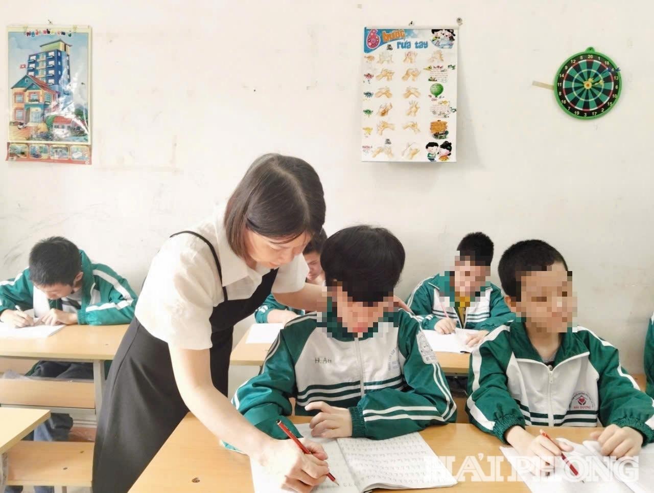Cô giáo Lưu Thị Hải Yến - 'mẹ hiền' của trẻ em khuyết tật trí tuệ