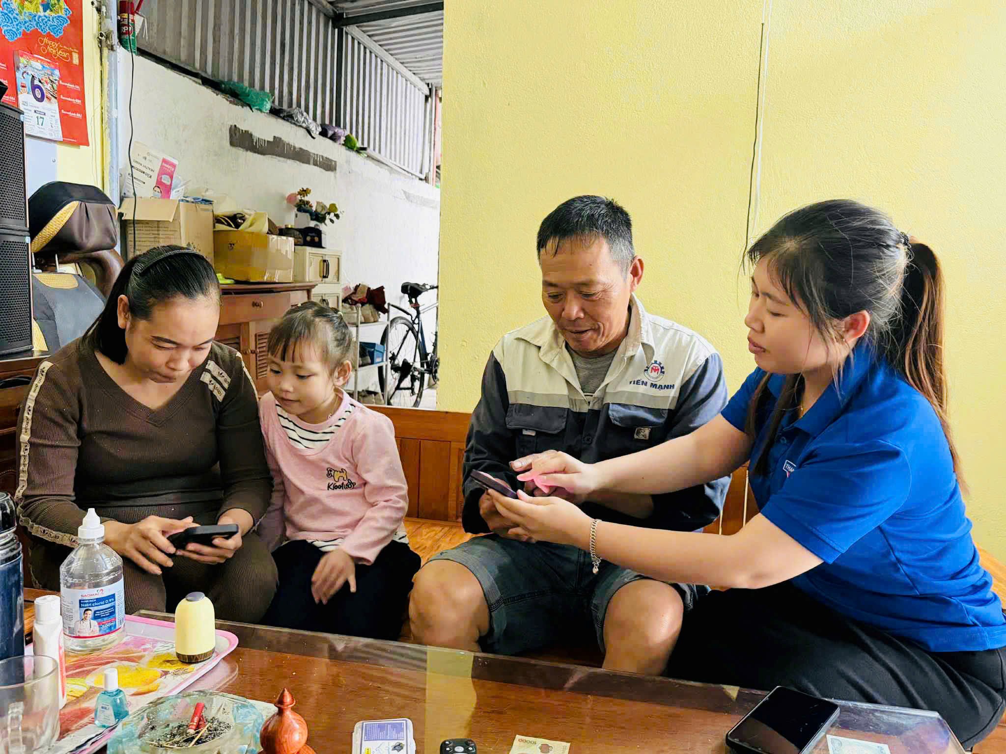 TUỔI TRẺ XÃ AN HƯNG TỔ CHỨC TUYÊN TRUYỀN, HƯỚNG DẪN NGƯỜI DÂN GÓP Ý DỰ THẢO CÁC VĂN KIỆN ĐẠI HỘI XIV CỦA ĐẢNG QUA VNEID - GÓP PHẦN LAN TOẢ PHONG TRÀO "BÌNH DÂN HỌC VỤ SỐ" VÀ "GIA ĐÌNH SỐ"