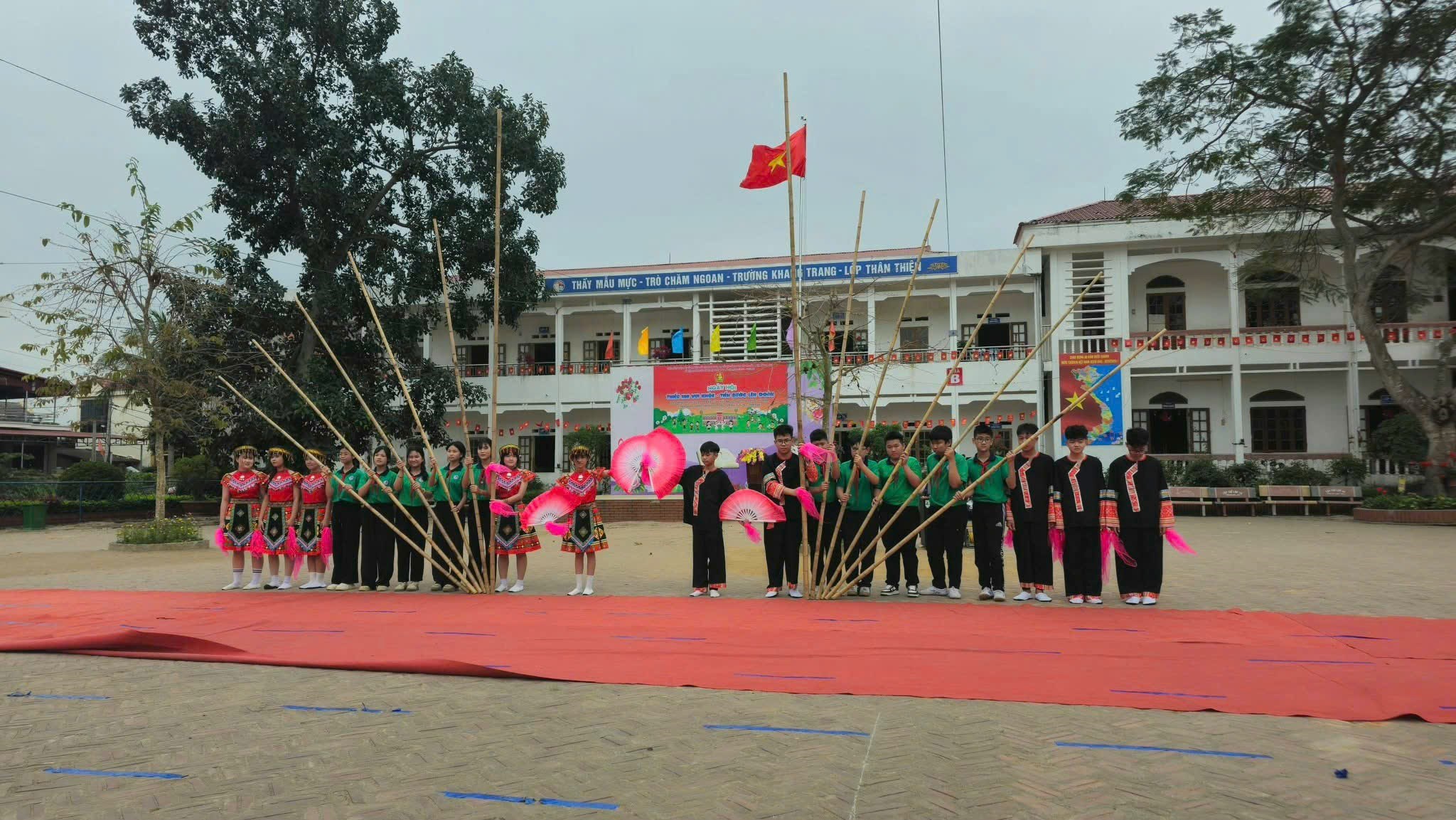 Chi đoàn và Liên đội Trường THCS Cộng Hòa phường Trần Hưng Đạo đã tổ chức “Ngày hội Thiếu nhi vui khỏe – Tiến bước lên Đoàn”