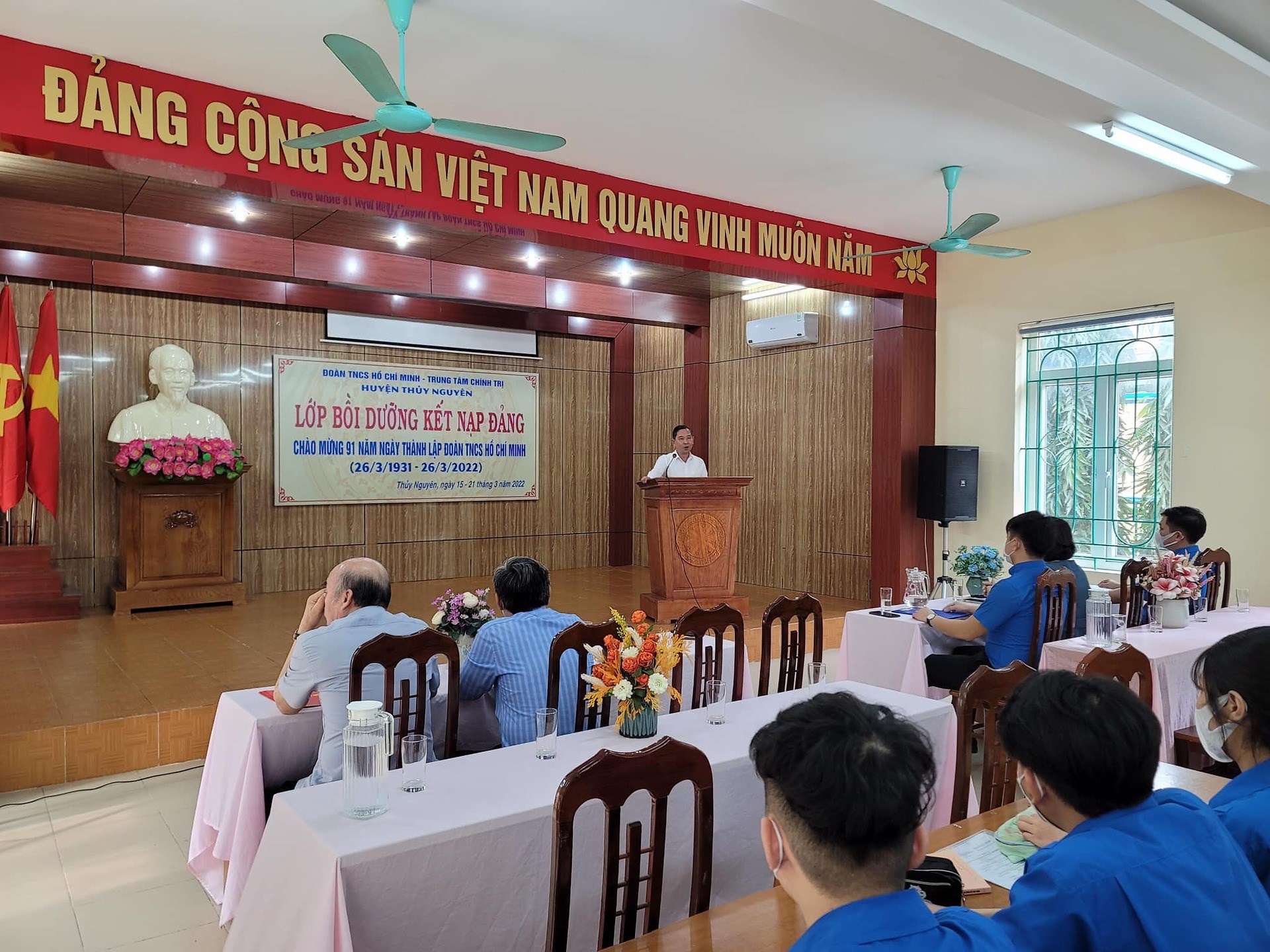 BTV HUYỆN ĐOÀN THỦY NGUYÊN VÀ TRUNG TÂM BỒI DƯỠNG CHÍNH TRỊ HUYỆN TỔ CHỨC KHAI GIẢNG LỚP BỒI DƯỠNG KẾT NẠP ĐẢNG