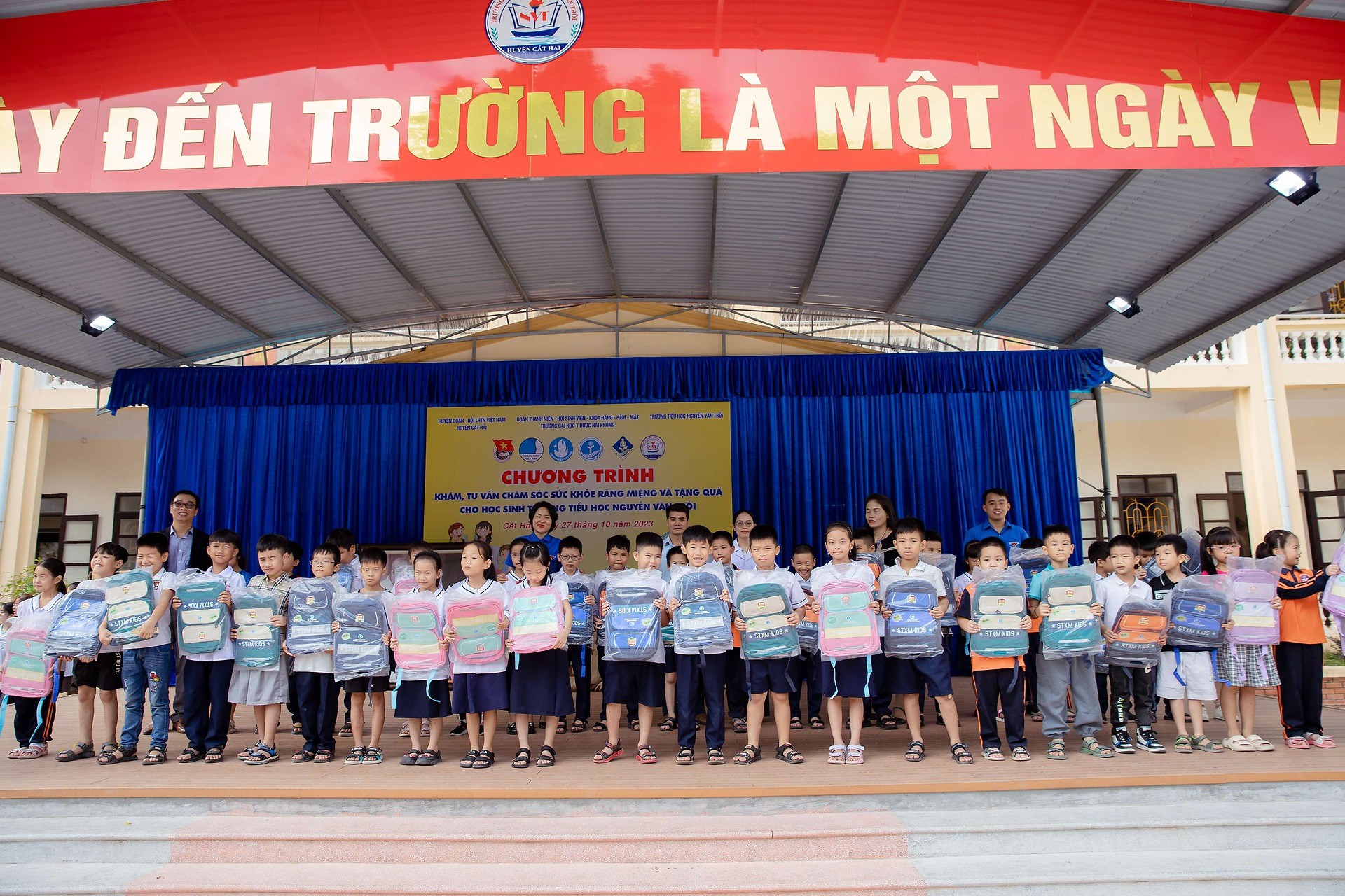 CHƯƠNG TRÌNH KHÁM SÀNG LỌC, CHĂM SÓC SỨC KHỎE RĂNG MIỆNG VÀ TẶNG QUÀ CHO HỌC SINH