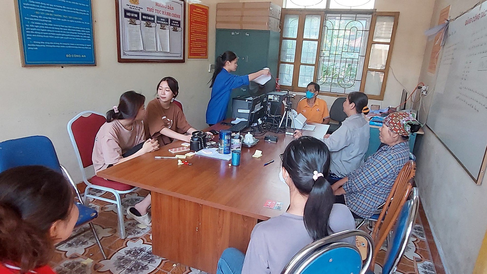 HỖ TRỢ NGƯỜI DÂN THỰC HIỆN DỊCH VỤ CÔNG TRỰC TUYẾN, GIẢI QUYẾT THỦ TỤC HÀNH CHÍNH