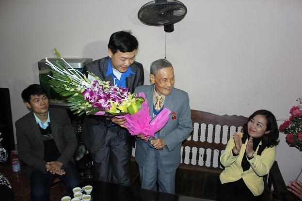 Thường trực Thành đoàn đi thăm, tặng quà các đồng chí đảng viên lão thành, gia đình chính sách, công nhân nhân dịp Tết Nguyên đán Ất Mùi