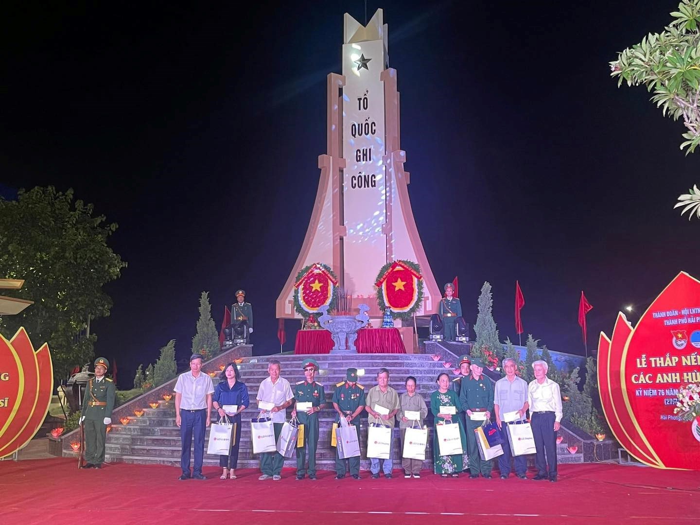 Tặng quà cho Cựu TNXP tại Chương trình “Lễ thắp nến tri ân” kỷ niệm 76 năm Ngày Thương binh, liệt sĩ (27/7/1947 - 27/7/2023)