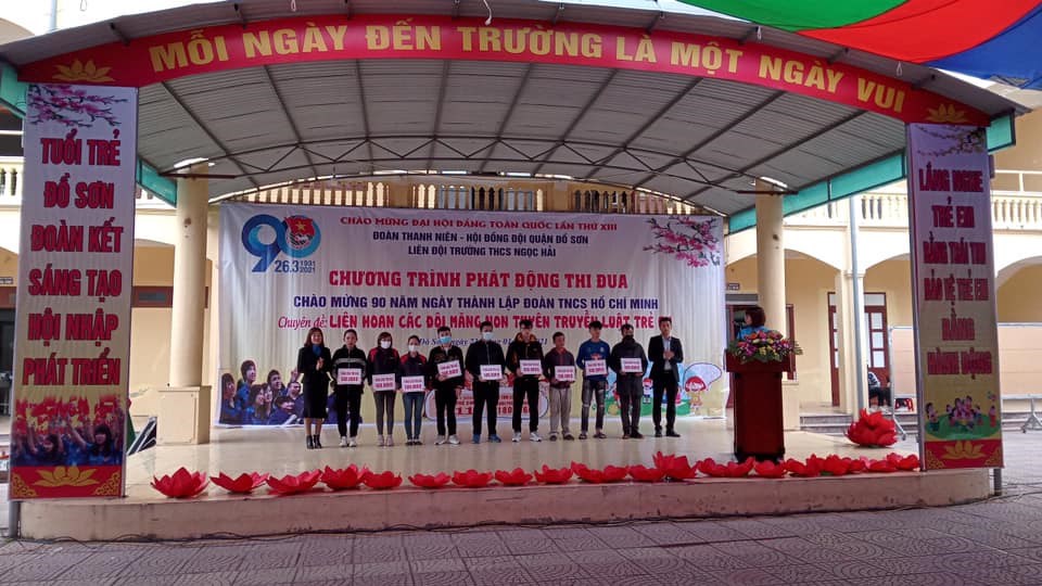 Tặng quà thanh niên công nhân nhân dịp Tết Nguyên đán 2021