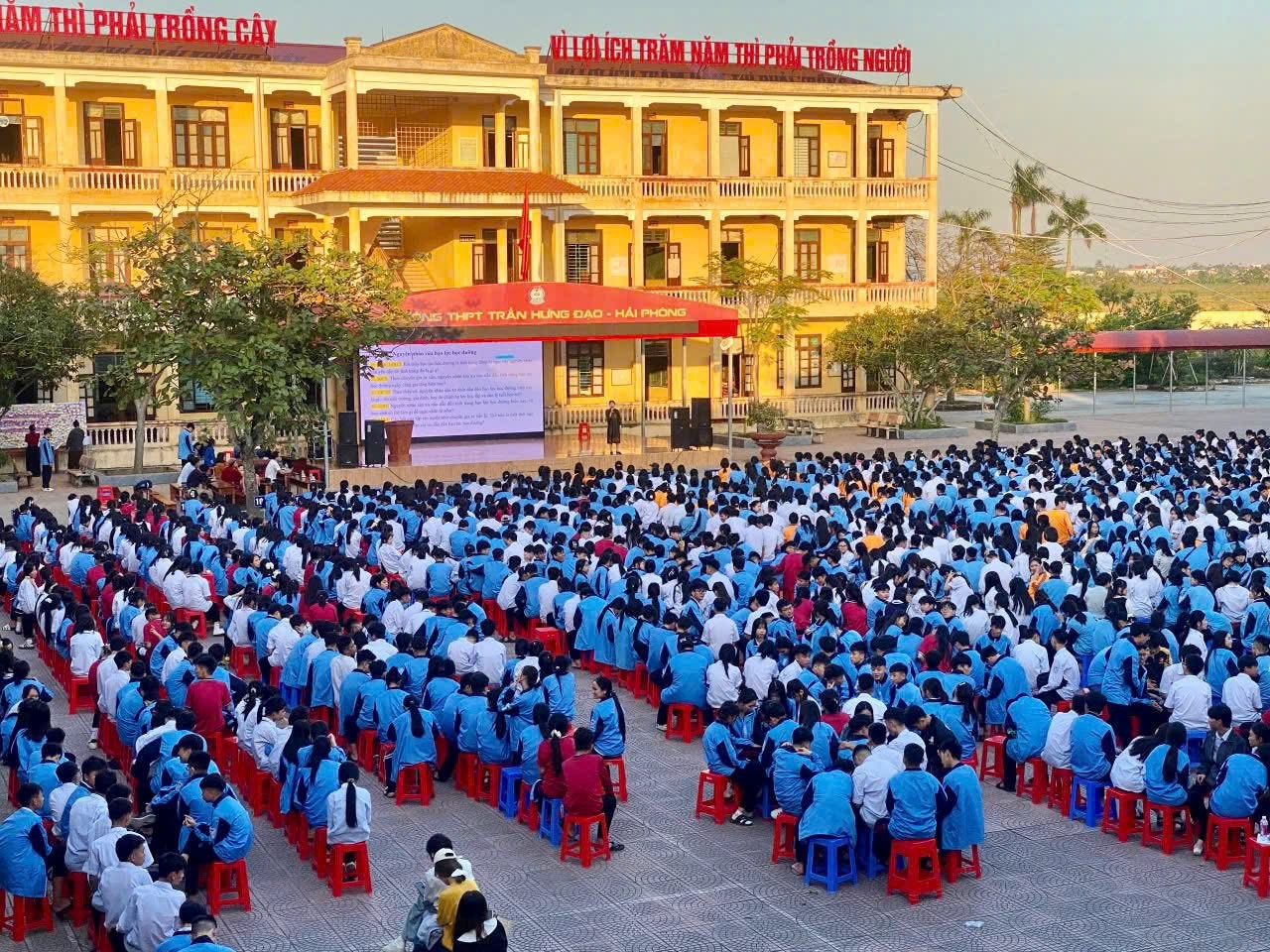 TRƯỜNG THPT TRẦN HƯNG ĐẠO - XÃ AN HƯNG TỔ CHỨC DIỄN ĐÀN XÂY DỰNG TÌNH BẠN ĐẸP – NÓI KHÔNG VỚI BẠO LỰC HỌC ĐƯỜNG
