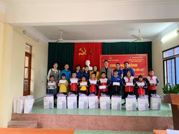 Trước thềm đón năm mới 2021, nhằm kịp thời hỗ trợ các bạn học sinh vượt khó vươn lên trong học tập, sáng ngày 29/12/2020, Huyện đoàn An Dương đã phối hợp với Ngân hàng Shinhan PGD Tràng Duệ trao tặng 16 suất học bổng "Thắp sáng ước mơ" cho 16 bạn học