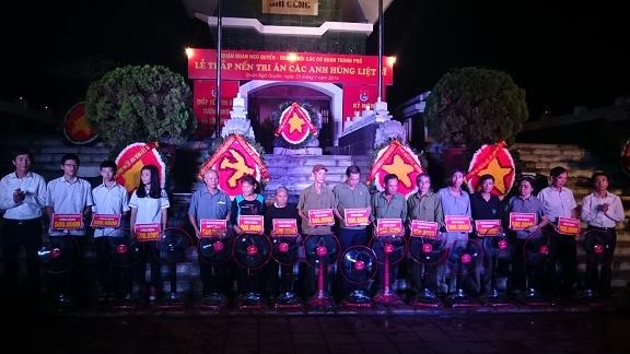 Lễ "Thắp nến tri ân các anh hùng liệt sỹ" tại quận Ngô Quyền