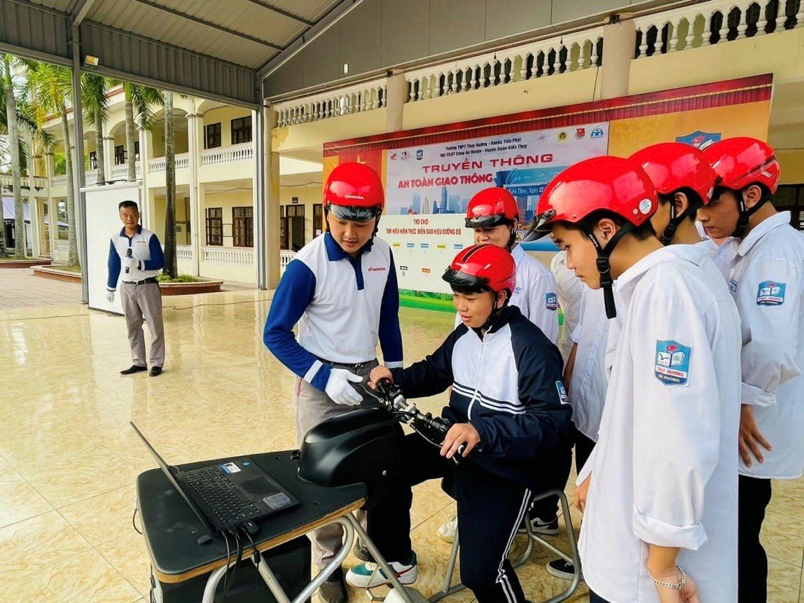 Chuyên đề "An toàn giao thông cho các bạn đoàn viên thanh niên trường THPT Thuỵ Hương"