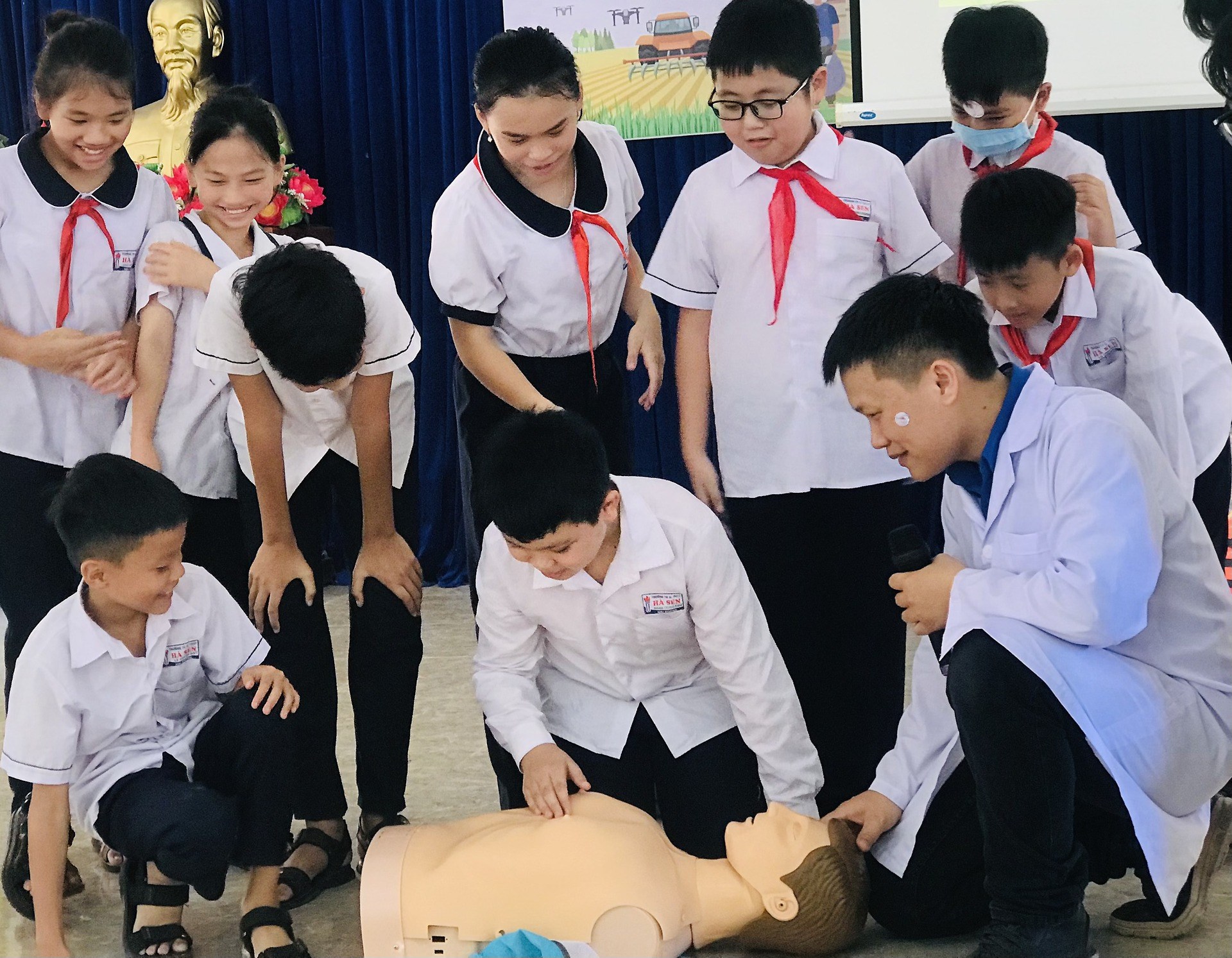 [NHẬT KÍ MÙA HÈ XANH NĂM 2023] - CHƯƠNG TRÌNH TUYÊN TRUYỀN “VỆ SINH RĂNG MIỆNG ĐÚNG CÁCH VÀ HƯỚNG DẪN SƠ CỨU ĐUỐI NƯỚC ĐÚNG QUY TRÌNH Y HỌC”