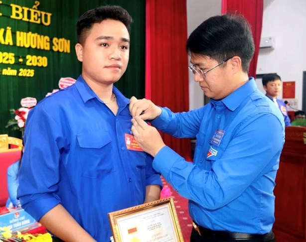 Trao huy hiệu Tuổi trẻ dũng cảm cho thanh niên cứu cháu bé 7 tuổi bị lũ cuốn