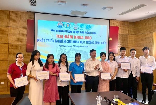 Sinh viên trường Đại học Quản lý và Công nghệ Hải Phòng tham dự báo cáo tại Hội thảo chuyên đề về " Phát triển Nghiên cứu Khoa học trong Sinh viên"