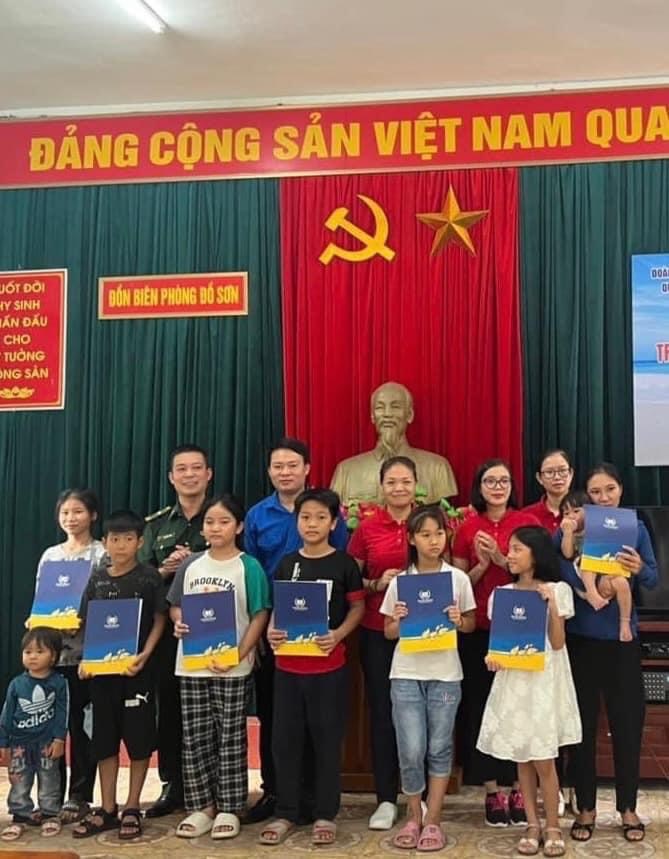 Quận đoàn tổ chức tặng quà cho con em ngư dân đi biển